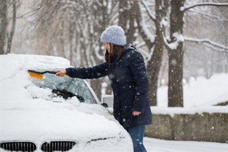 How to Keep Your Windshield Clear in the Winter