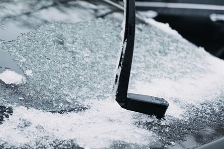 5 Things You Should Never Do to Your Windshield in the Winter